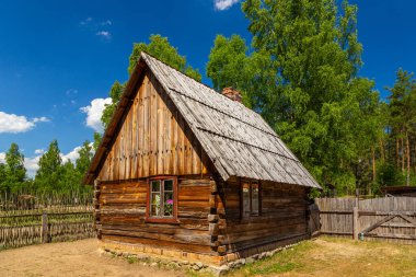 Kashubian Etnoğrafya Parkı 'ndaki açık hava müzesindeki kır evi. Wdzydze Kiszewskie, Polonya.
