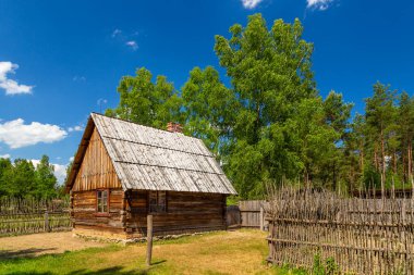 Kashubian Etnoğrafya Parkı 'ndaki açık hava müzesindeki kır evi. Wdzydze Kiszewskie, Polonya.