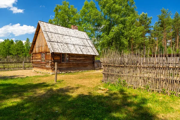 Kashubian Etnoğrafya Parkı 'ndaki açık hava müzesindeki kır evi. Wdzydze Kiszewskie, Polonya.