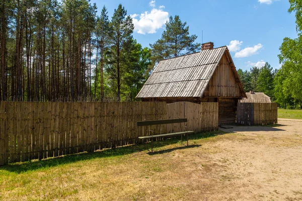 Kashubian Etnoğrafya Parkı 'ndaki açık hava müzesindeki kır evi. Wdzydze Kiszewskie, Polonya.