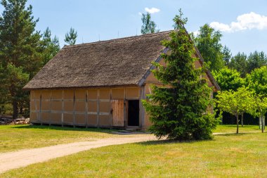Kashubian Etnoğrafya Parkı 'ndaki açık hava müzesindeki eski ambar. Wdzydze Kiszewskie, Polonya.