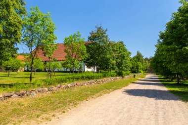 Kashubian Etnoğrafya Parkı 'ndaki açık hava müzesindeki malikane. Wdzydze Kiszewskie, Polonya.