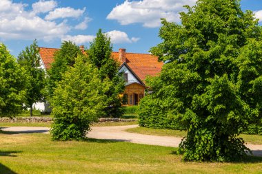 Kashubian Etnoğrafya Parkı 'ndaki açık hava müzesindeki malikane. Wdzydze Kiszewskie, Polonya.