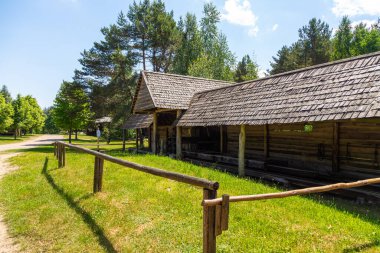 Açık hava müzesinde buhar makinesi ve bıçkıhane, Kashubian Etnoğrafya Parkı. Wdzydze Kiszewskie, Polonya.