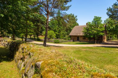 Açık hava müzesinde ek bina, Kashubian Etnografik Parkı. Wdzydze Kiszewskie, Polonya.