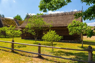 Açık hava müzesinde ahır, Kashubian Etnografik Parkı. Wdzydze Kiszewskie.