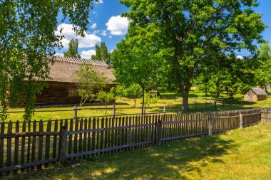 Açık hava müzesinde ahır, Kashubian Etnografik Parkı. Wdzydze Kiszewskie.