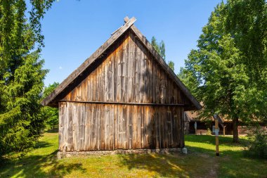 Açık hava müzesinde ahır, Kashubian Etnografik Parkı. Wdzydze Kiszewskie.