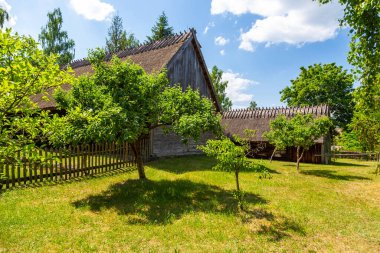 Açık hava müzesinde ahır, Kashubian Etnografik Parkı. Wdzydze Kiszewskie.
