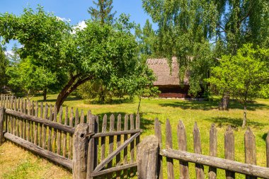 Kashubian Etnoğrafya Parkı 'ndaki açık hava müzesindeki kulübe. Wdzydze Kiszewskie.