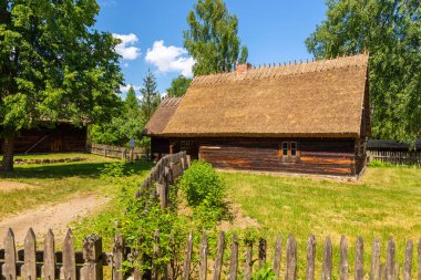Kashubian Etnoğrafya Parkı 'ndaki açık hava müzesindeki kulübe. Wdzydze Kiszewskie.