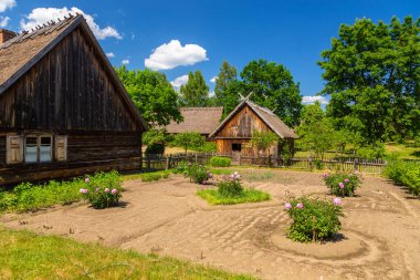 Kashubian Etnoğrafya Parkındaki açık hava müzesinde bir kulübe. Wdzydze Kiszewskie, Polonya.