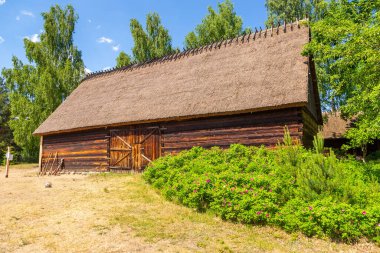 Wdzydze Kiszewskie, Polonya - 31 Mayıs 2018: Açık hava müzesindeki ahşap ahır, Kashubian Etnoğrafya Parkı.