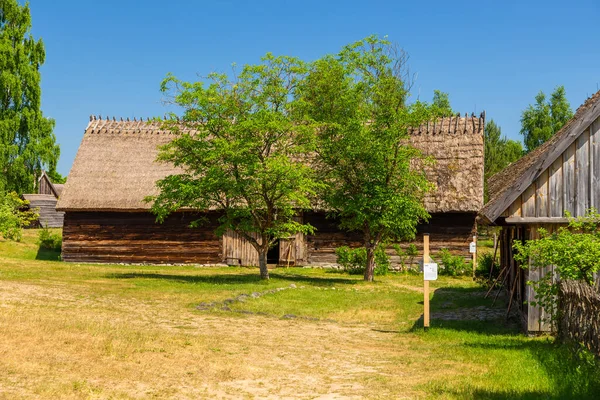 Wdzydze Kiszewskie, Polonya - 31 Mayıs 2018: Açık hava müzesindeki ahşap ahır, Kashubian Etnoğrafya Parkı.