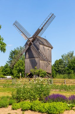 Açık hava müzesindeki Hollanda tipi yel değirmeni, Kashubian Etnoğrafya Parkı. Wdzydze Kiszewskie, Polonya.