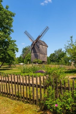 Açık hava müzesindeki Hollanda tipi yel değirmeni, Kashubian Etnoğrafya Parkı. Wdzydze Kiszewskie, Polonya.