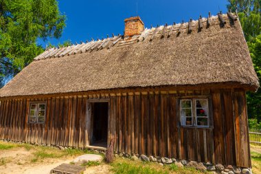 Kashubian Etnoğrafya Parkındaki açık hava müzesinde bir kulübe. Wdzydze Kiszewskie, Polonya.