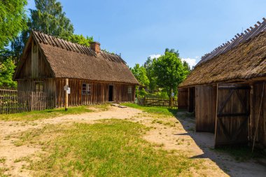 Wdzydze Kiszewskie, Polonya - 31 Mayıs 2018: Açık hava müzesi, Kashubian Etnoğrafya Parkı.