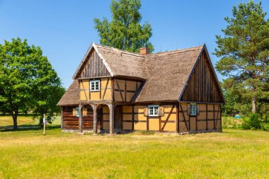 Kashubian Etnoğrafya Parkı 'ndaki açık hava müzesindeki kulübe. Wdzydze Kiszewskie, Polonya.