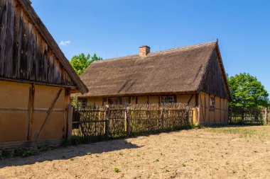 Kashubian Etnoğrafya Parkı 'ndaki açık hava müzesindeki kulübe. Wdzydze Kiszewskie, Polonya.