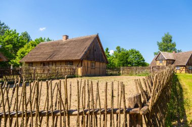 Kashubian Etnoğrafya Parkı 'ndaki açık hava müzesindeki kulübe. Wdzydze Kiszewskie, Polonya.