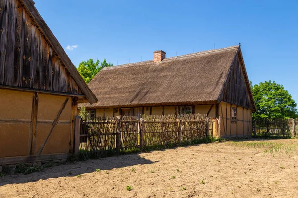Kashubian Etnoğrafya Parkı 'ndaki açık hava müzesindeki kulübe. Wdzydze Kiszewskie, Polonya.