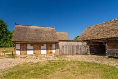 Wdzydze Kiszewskie, Polonya - 31 Mayıs 2018: Açık hava müzesindeki ek binalar, Kashubian Ethnographic Park.