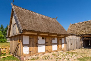 Wdzydze Kiszewskie, Polonya - 31 Mayıs 2018: Açık hava müzesindeki ek binalar, Kashubian Ethnographic Park.