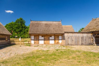 Wdzydze Kiszewskie, Polonya - 31 Mayıs 2018: Açık hava müzesindeki ek binalar, Kashubian Ethnographic Park.