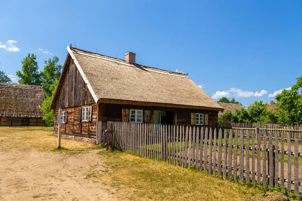 Wdzydze Kiszewskie, Polonya - 31 Mayıs 2018: Açık hava müzesi, Kashubian Etnoğrafya Parkı.