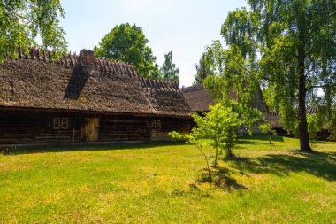 Wdzydze Kiszewskie, Polonya - 31 Mayıs 2018: Açık hava müzesi, Kashubian Etnoğrafya Parkı.