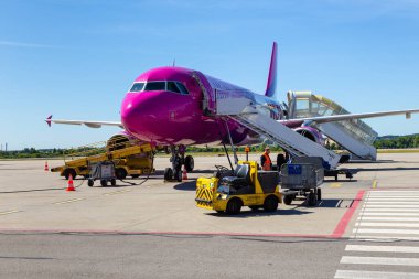 POLAND, GDANSK - 08 Haziran 2018: Havaalanı pistindeki Wizzair uçak hattı. Gdansk 'taki Lech Walesa Havaalanı..