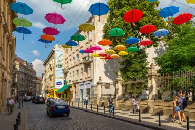 Lviv, Ukrayna - 08 Haziran 2018: Sokaklarda renkli şemsiyeler. Eski şehir Lviv 'de sanat eseri. Parlak süslemeli yaya sokağı. Çok renkli şemsiyelerin çeşitliliği. Lviv şehir manzarası