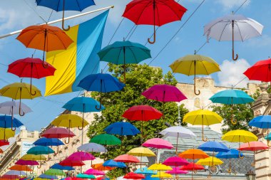 Lviv, Ukrayna - 08 Haziran 2018: Sokaklarda renkli şemsiyeler. Eski şehir Lviv 'de sanat eseri. Parlak süslemeli yaya sokağı. Çok renkli şemsiyelerin çeşitliliği. Lviv şehir manzarası