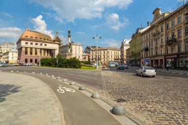 Lviv, Ukrayna - 08 Haziran 2018: Tarihi Lviv kasabasındaki bir kaldırım taşı caddesinde geleneksel binalar.