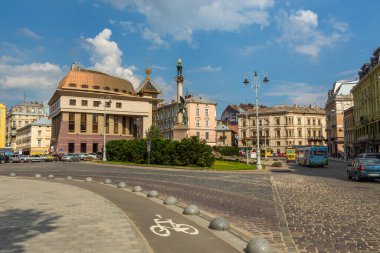 Lviv, Ukrayna - 08 Haziran 2018: Tarihi Lviv kasabasındaki bir kaldırım taşı caddesinde geleneksel binalar.