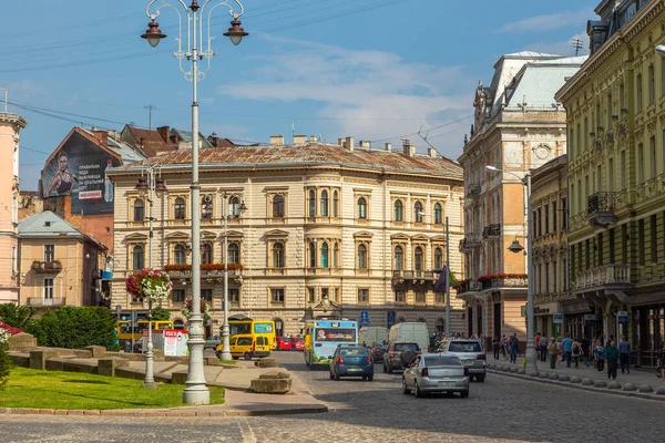 Lviv, Ukrayna - 08 Haziran 2018: Tarihi Lviv kasabasındaki bir kaldırım taşı caddesinde geleneksel binalar.