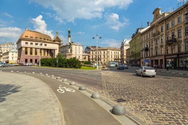 Lviv, Ukrayna - 08 Haziran 2018: Tarihi Lviv kasabasındaki bir kaldırım taşı caddesinde geleneksel binalar.