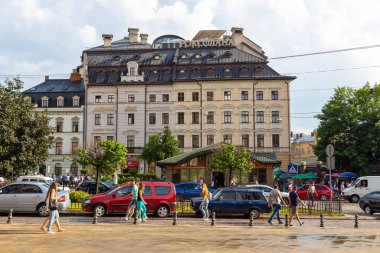 Lviv, Ukrayna - 08 Haziran 2018: Tarihi Lviv kasabasındaki bir kaldırım taşı caddesinde geleneksel binalar.