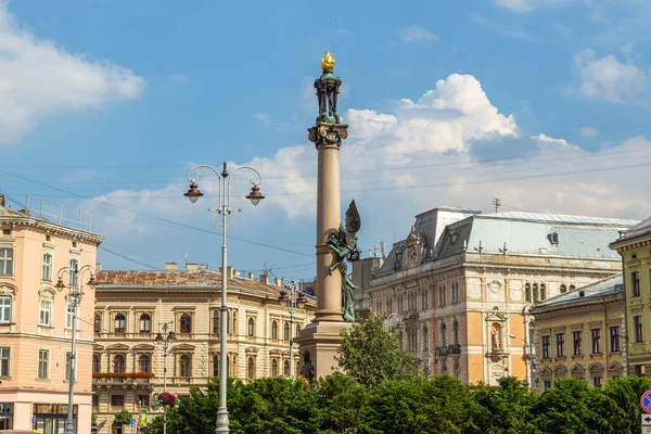 Lviv, Ukrayna - 08 Haziran 2018: Lviv, Ukrayna 'da Adam Mickiewicz heykeli. Polonyalı yazar Adam Mickiwicz heykeli. Tarihi şehrin geleneksel binaları.