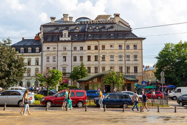 Lviv, Ukrayna - 08 Haziran 2018: Tarihi Lviv kasabasındaki bir kaldırım taşı caddesinde geleneksel binalar.