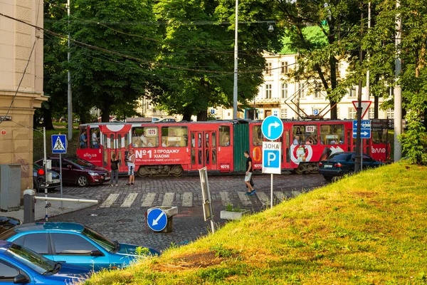 乌克兰利沃夫 2018年6月8日 历史古城利沃夫的传统建筑 红车在车站 — 图库照片