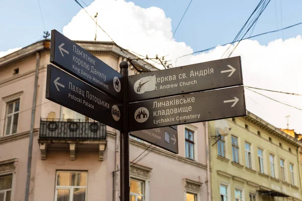 Lviv, Ukrayna - 06 Haziran 2018: Lviv 'in turistik ilgi odağı. Arkaplanda bina.