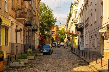 Lviv, Ukrayna - 08 Haziran 2018: Tarihi Lviv kasabasındaki bir kaldırım taşı caddesinde geleneksel binalar.