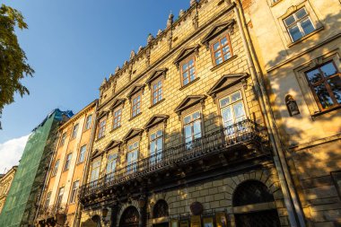 Lviv, Ukrayna - 08 Haziran 2018: Tarihi Lviv kasabasındaki bir kaldırım taşı caddesinde geleneksel binalar.