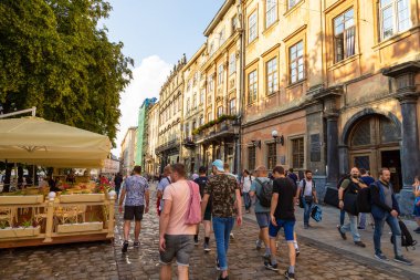 Lviv, Ukrayna - 08 Haziran 2018: Tarihi Lviv kasabasındaki bir kaldırım taşı caddesinde geleneksel binalar.
