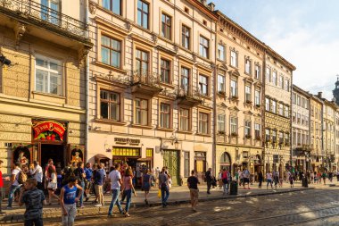 Lviv, Ukrayna - 08 Haziran 2018: Tarihi Lviv kasabasındaki bir kaldırım taşı caddesinde geleneksel binalar.