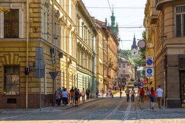 Lviv, Ukrayna - 08 Haziran 2018: Tarihi Lviv kasabasındaki bir kaldırım taşı caddesinde geleneksel binalar.