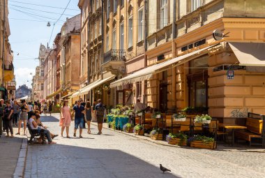 Lviv, Ukrayna - 08 Haziran 2018: Tarihi Lviv kasabasındaki bir kaldırım taşı caddesinde geleneksel binalar.
