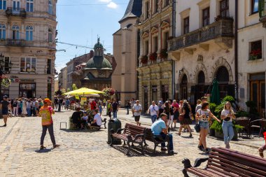 Lviv, Ukrayna - 09 Haziran 2018: Tarihi Lviv kasabasındaki bir kaldırım taşı caddesinde geleneksel binalar. Pazar Meydanı.